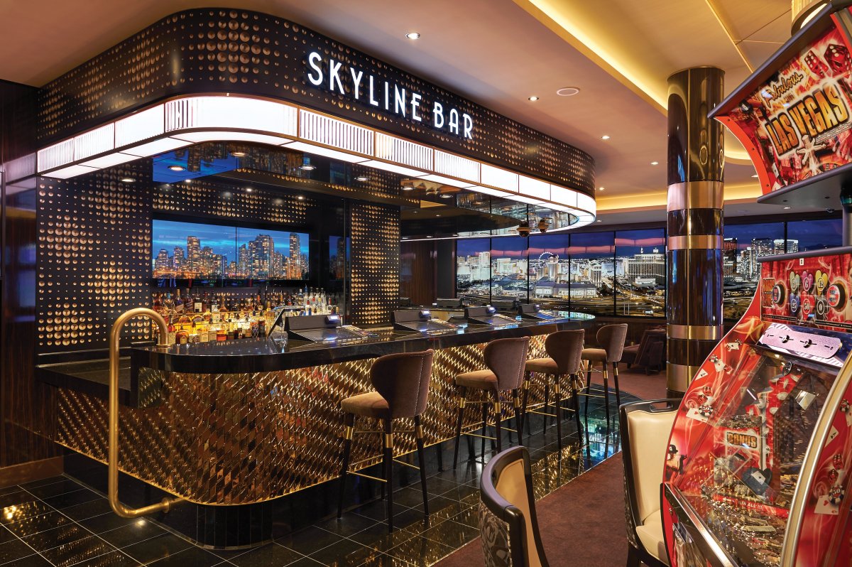 El Skyline Bar, en el Casino del Norwegian Bliss (NCL) CRUCEROS ALASKA NORWEGIAN BLISS CRUCEROS CARIBE NORWEGIAN BLISS CRUCEROS RIVIERA MEXICANA NORWEGIAN BLISS CRUISES ALASKA CRUISES NCL NORWEGIAN BLISS CARIBBEAN NCL CRUISES NORWEGIAN BLISS #NorwegianBliss #CruiseNorwegian #Alaska #AlaskaCruises #CaribbeanCruises #AlaskaNCL #CaribbeanNCL #CrucerosEstadosUnidos #CrucerosSeatttle #SeattleCruises #NewShip #Casino #SkylineBar